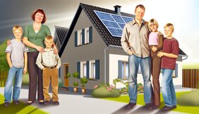 Familie vor ihrem sanierten Eigenheim mit Solarpanelen
