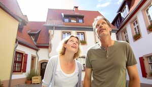 Europaeisches Ehepaar besichtigt ein fraenkisches Zweifamilienhaus mit Dachgeschossausbau