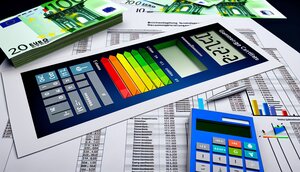 Energieausweis mit Effizienzskala und Taschenrechner auf einem Schreibtisch