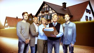 Familie bespricht gemeinsam die Zukunft des Familienhauses